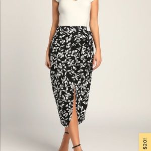 NWT Lulu’s floral wrap skirt